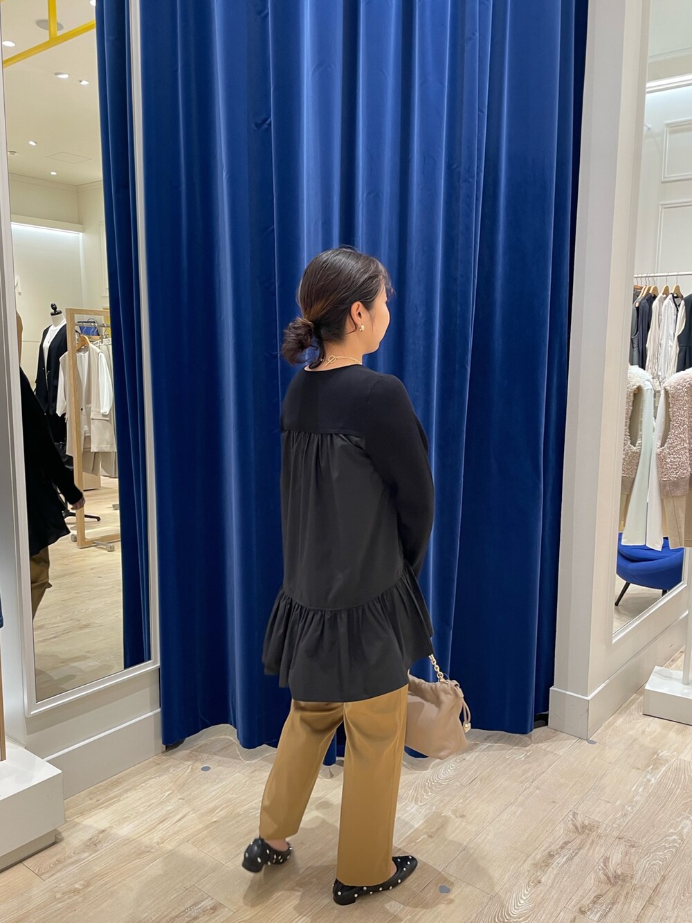 ブラック系のニット/セーター、イエロー系のその他パンツを着用したレディースの秋コーディネートの2枚目の写真