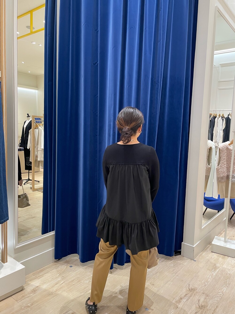 ブラック系のニット/セーター、イエロー系のその他パンツを着用したレディースの秋コーディネートの3枚目の写真