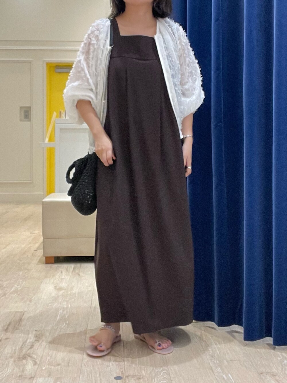 ブラウン系のワンピース、ホワイト系のブルゾンを着用したレディースの夏コーディネートの2枚目の写真