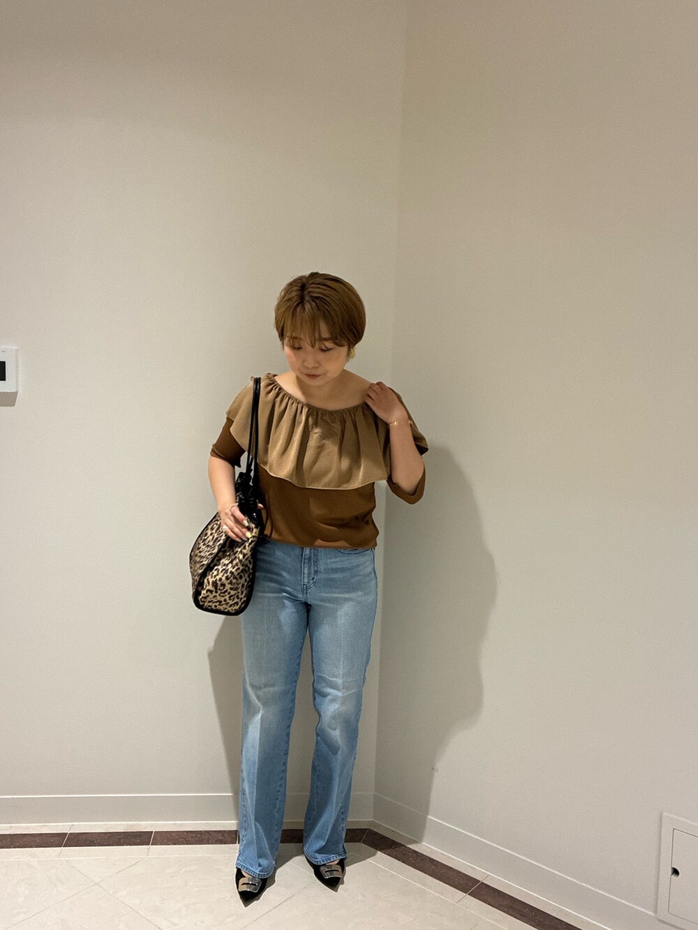 ブルー系のデニムパンツ、ブラウン系のTシャツ/カットソー、その他のトートバッグを着用したレディースの夏コーディネートの7枚目の写真