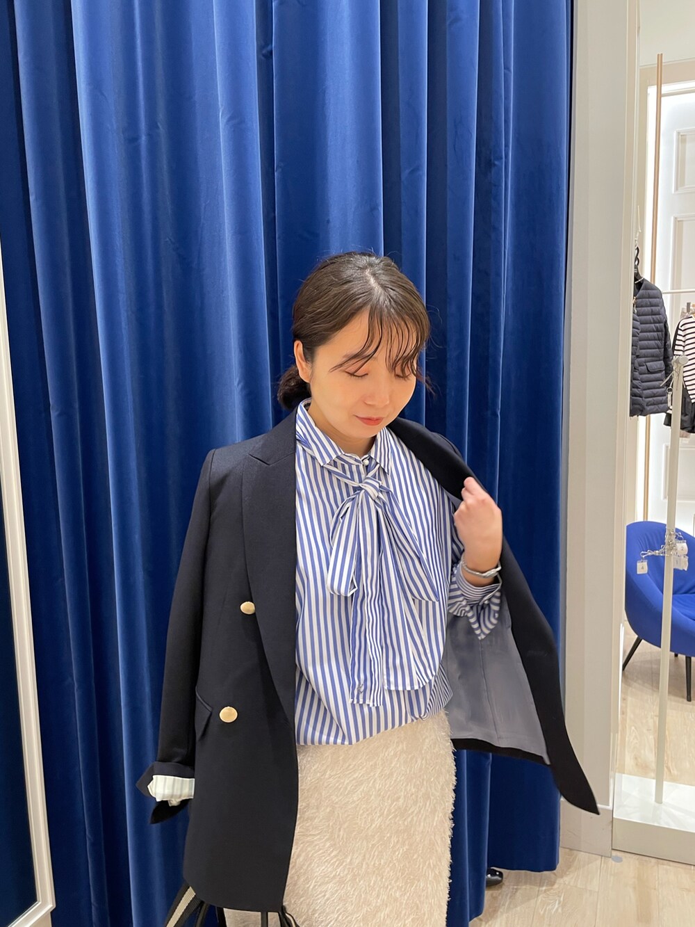 ブルー系のシャツ/ブラウス、ブルー系のスカート、ブルー系のテーラードジャケットを着用したレディースの秋コーディネートの3枚目の写真