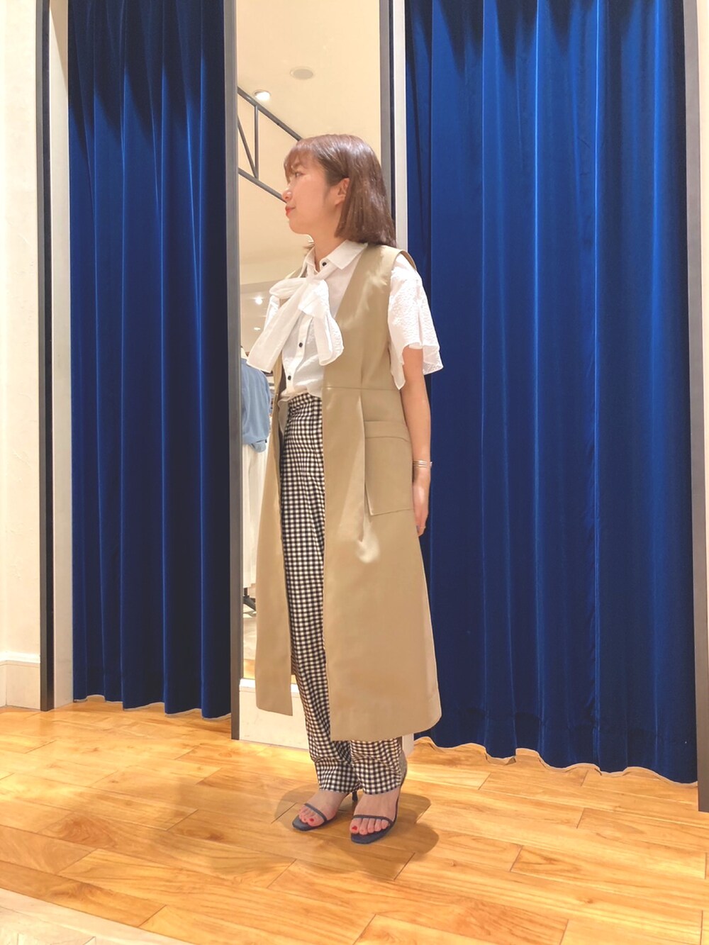 ブラック系のその他パンツ、イエロー系のワンピース、ホワイト系のシャツ/ブラウスを着用したレディースの春コーディネートの2枚目の写真