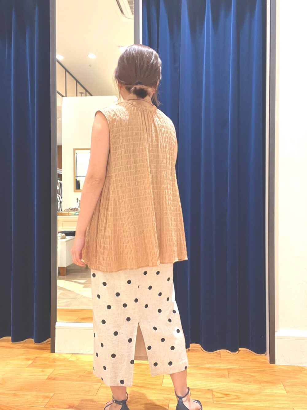 イエロー系のシャツ/ブラウス、ベージュ系のスカートを着用したレディースの春コーディネートの2枚目の写真