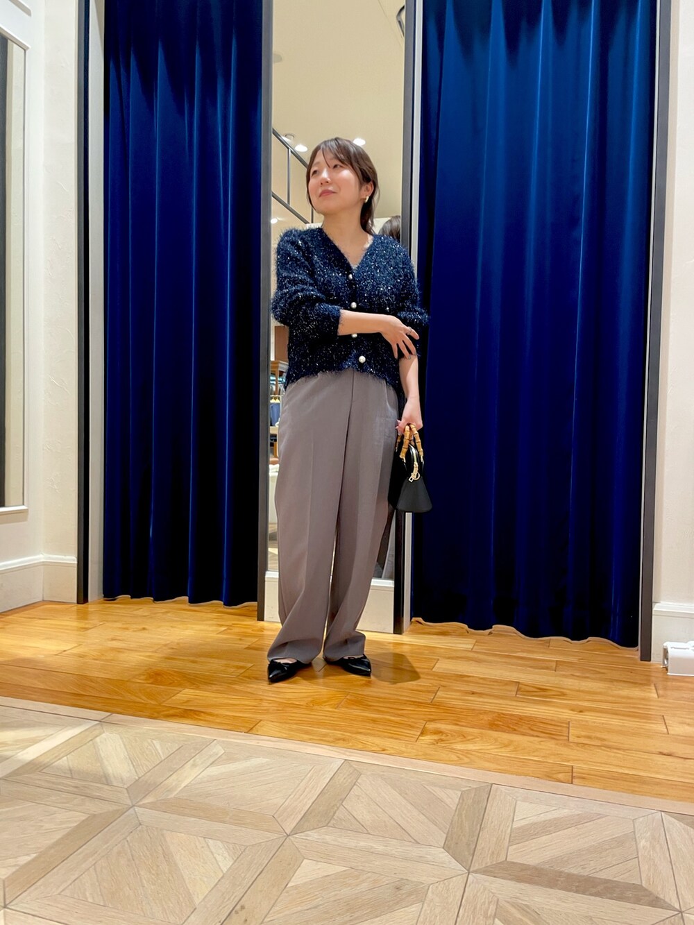 ブルー系のカーディガン/ボレロ、グレー系のその他パンツを着用したレディースの春コーディネートの3枚目の写真