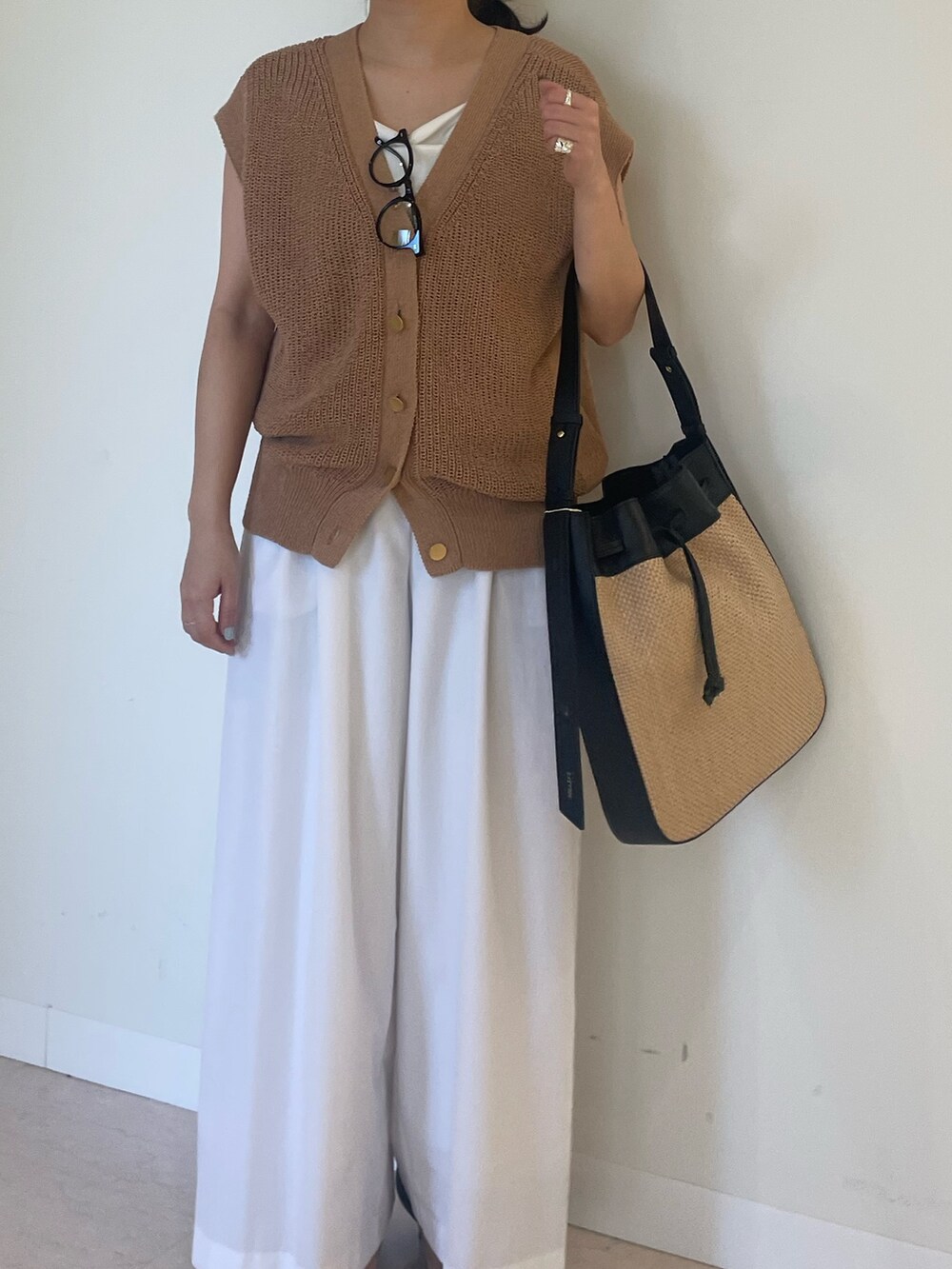 ホワイト系のその他パンツ、イエロー系のベストを着用したレディースの春コーディネートの2枚目の写真