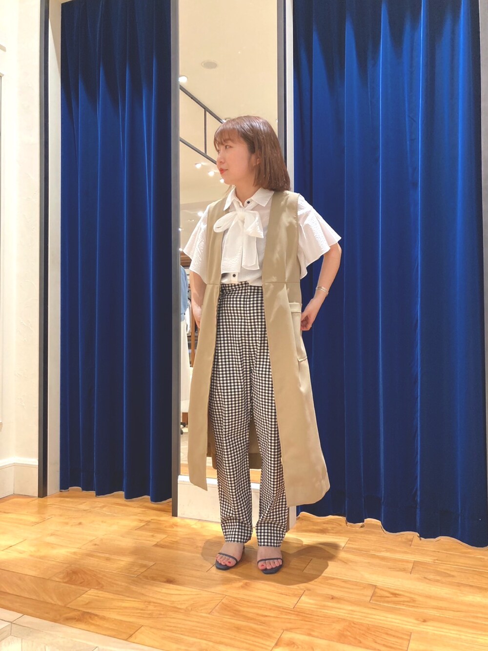 ブラック系のその他パンツ、イエロー系のワンピース、ホワイト系のシャツ/ブラウスを着用したレディースの春コーディネートの3枚目の写真