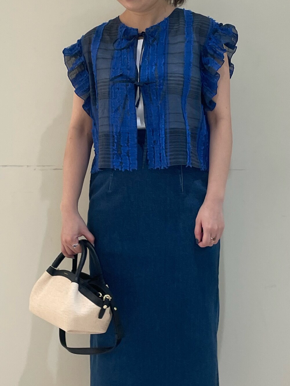 ブルー系のシャツ/ブラウス、ブルー系のスカートを着用したレディースの春コーディネートの4枚目の写真