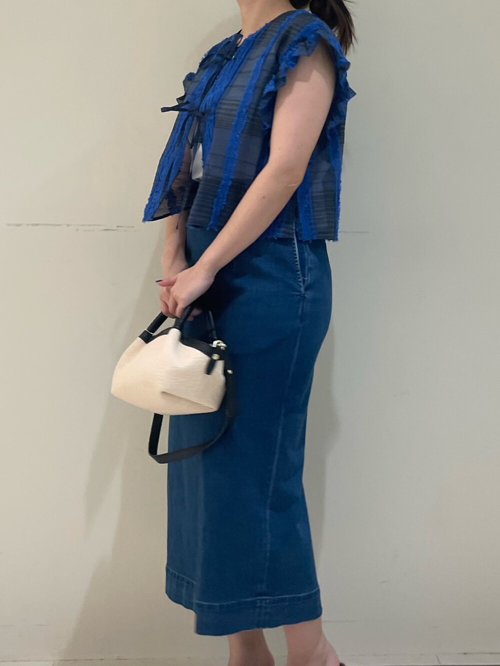 ブルー系のシャツ/ブラウス、ブルー系のスカートを着用したレディースの春コーディネートの6枚目の写真