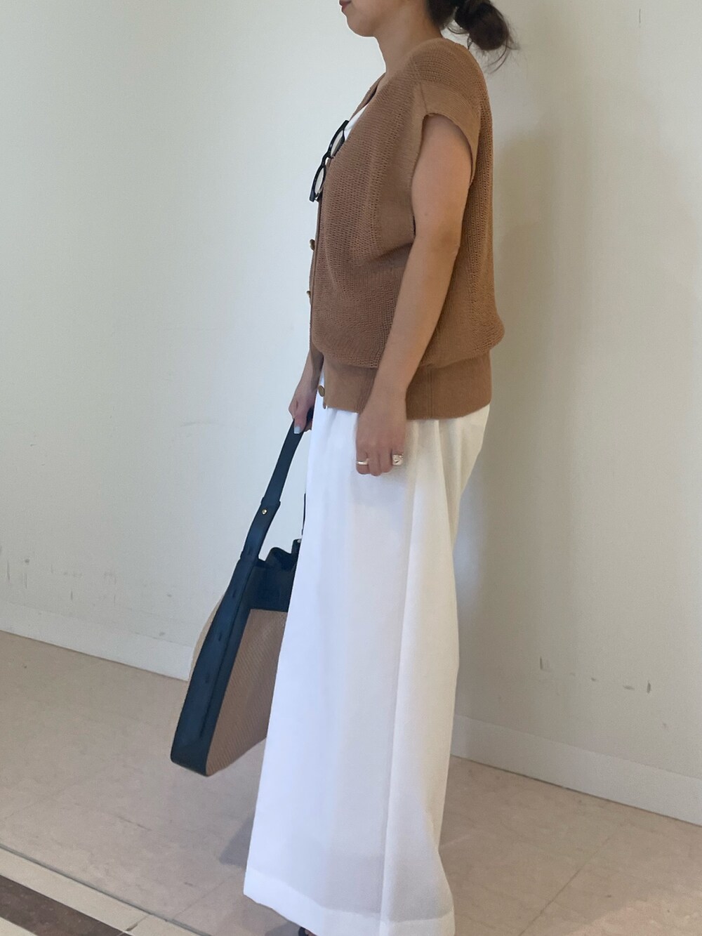 ホワイト系のその他パンツ、イエロー系のベストを着用したレディースの春コーディネートの6枚目の写真