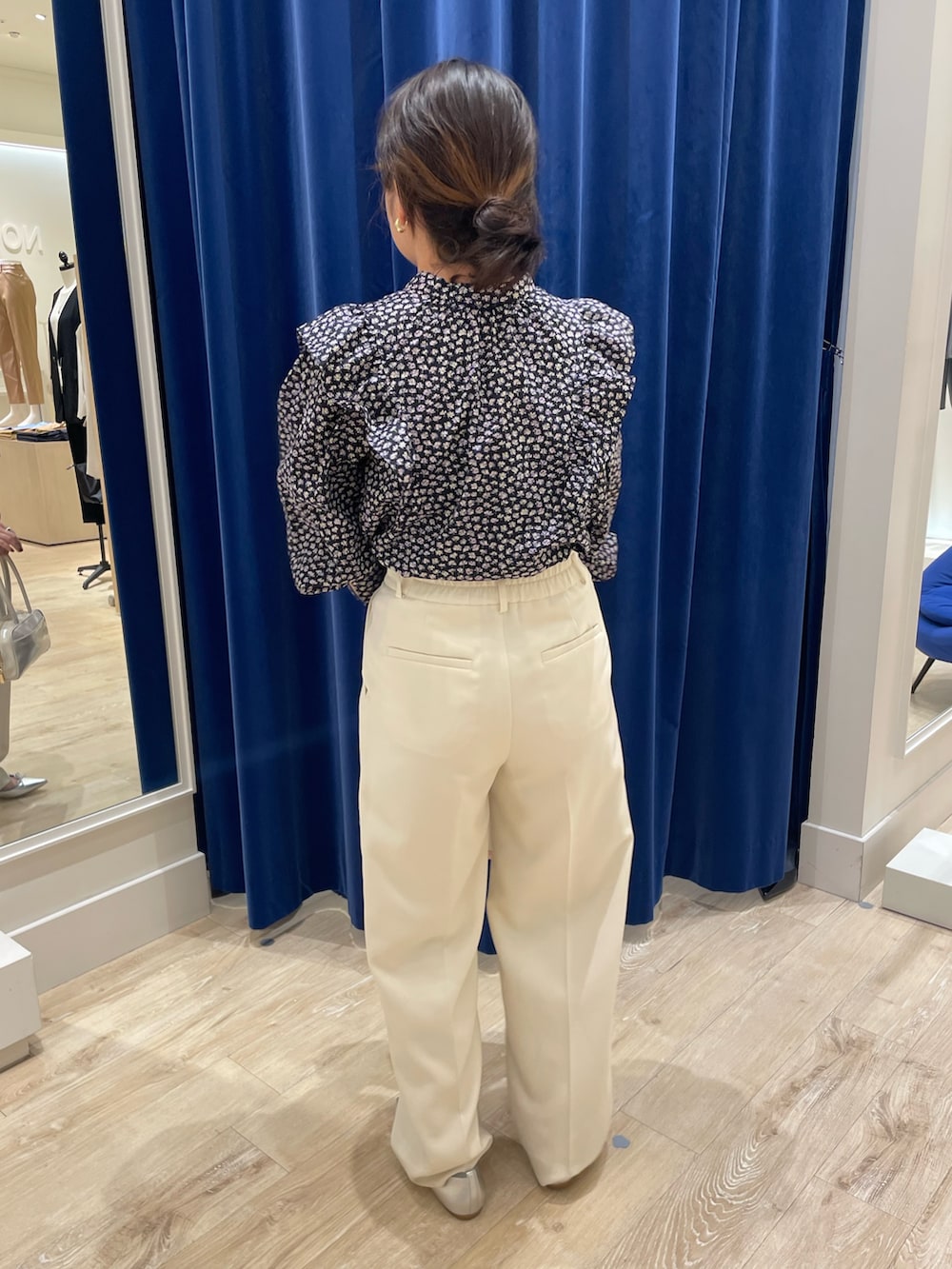 ホワイト系のその他パンツ、ブラック系のシャツ/ブラウスを着用したレディースの秋コーディネートの4枚目の写真