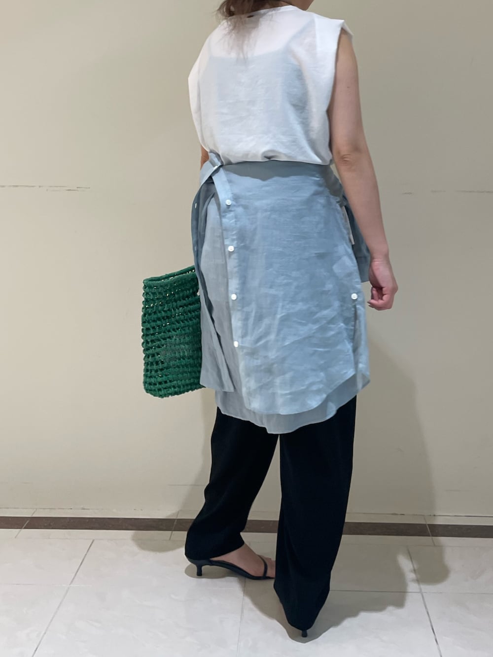 ブラック系のその他パンツ、ブラック系のシャツ/ブラウスを着用したレディースの春コーディネートの4枚目の写真