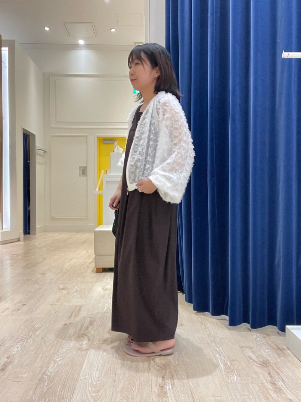 ブラウン系のワンピース、ホワイト系のブルゾンを着用したレディースの夏コーディネートの4枚目の写真