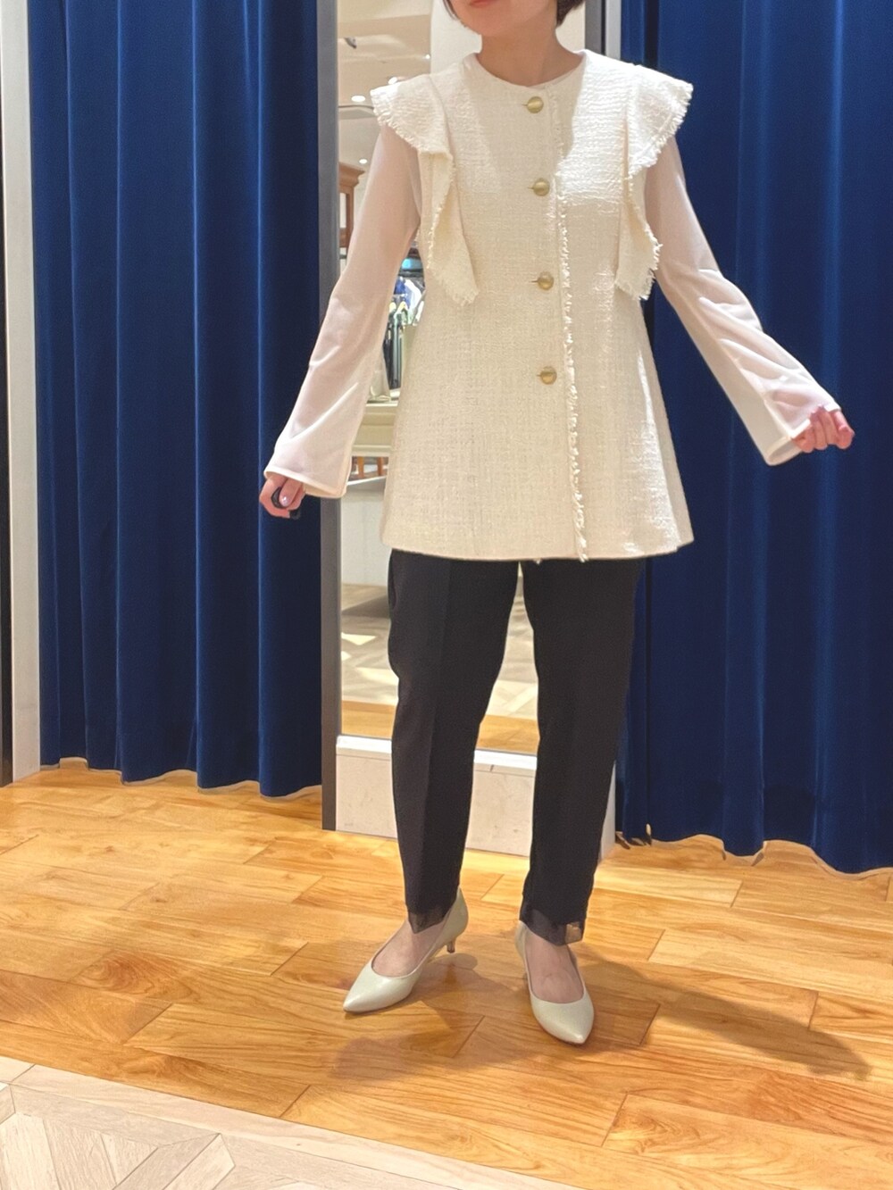 ホワイト系のベスト、ブラック系のその他パンツ、ホワイト系のTシャツ/カットソーを着用したレディースの夏コーディネートの2枚目の写真