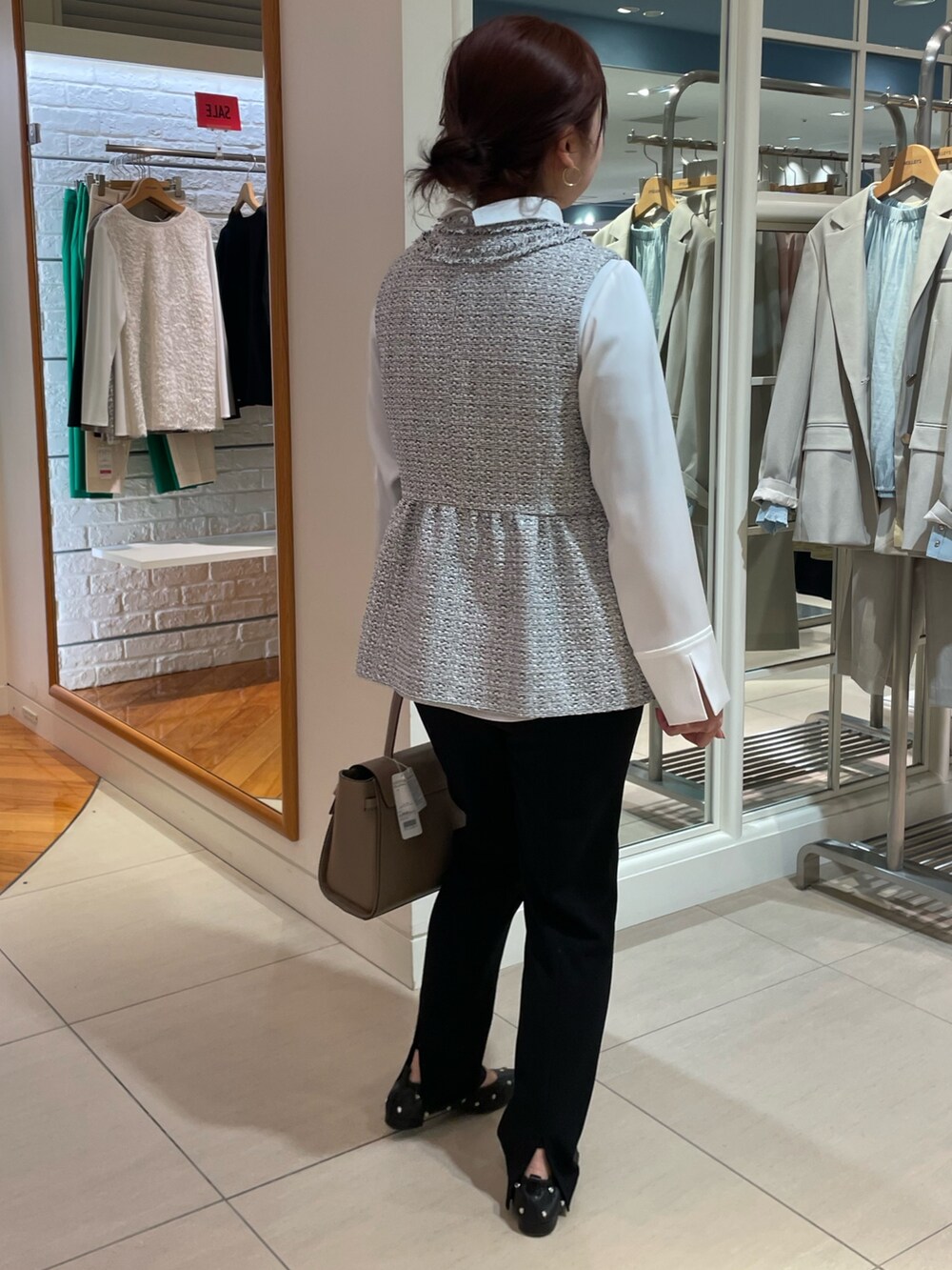 ホワイト系のシャツ/ブラウス、ブラック系のその他パンツ、ホワイト系のベストを着用したレディースの冬コーディネートの5枚目の写真