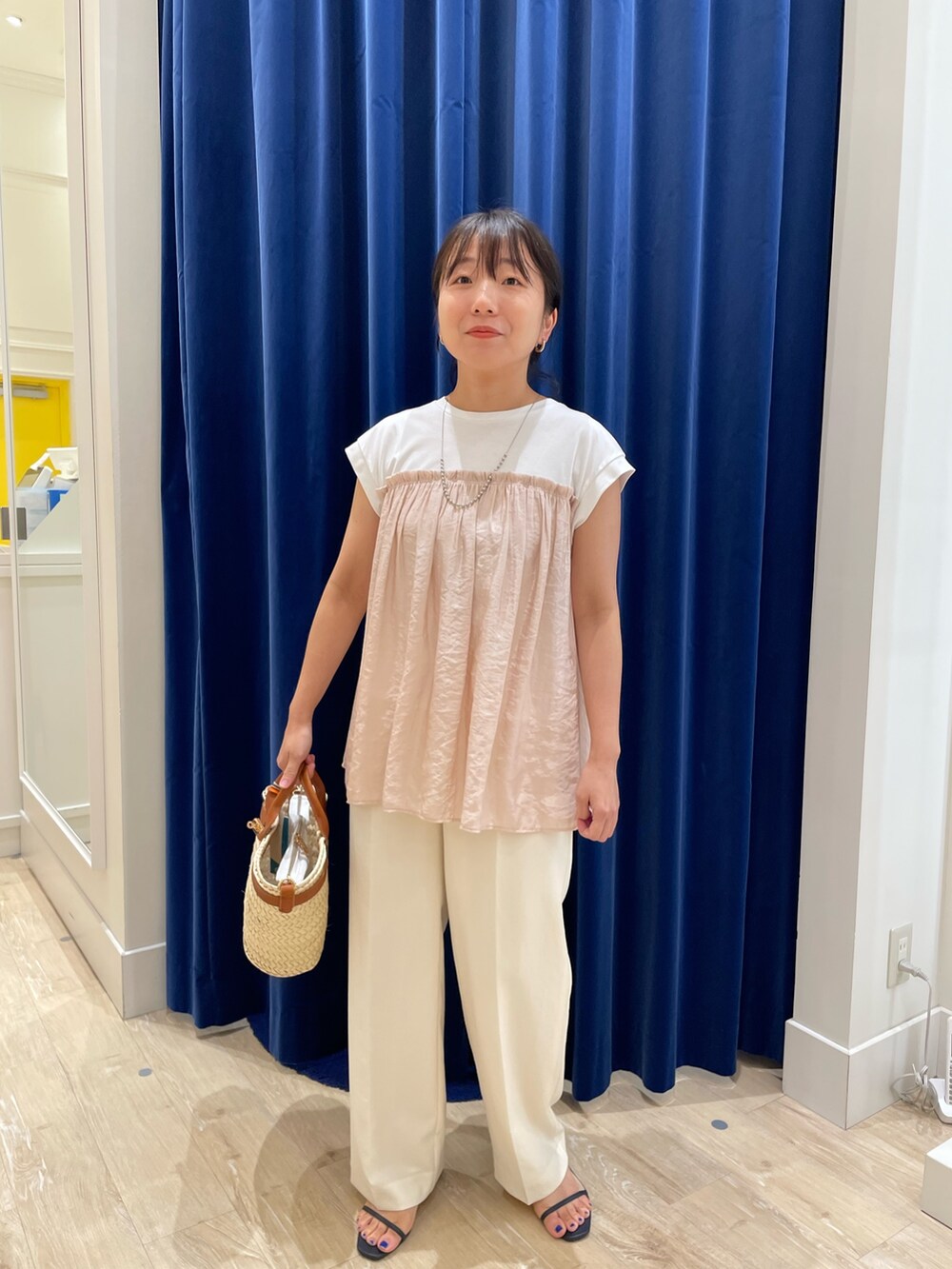 ピンク系のTシャツ/カットソー、ホワイト系のその他パンツを着用したレディースの夏コーディネートの3枚目の写真