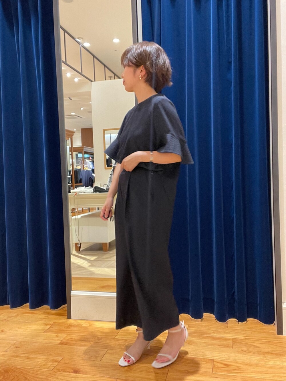 ブルー系のシャツ/ブラウス、ブルー系のその他パンツを着用したレディースの夏コーディネートの2枚目の写真