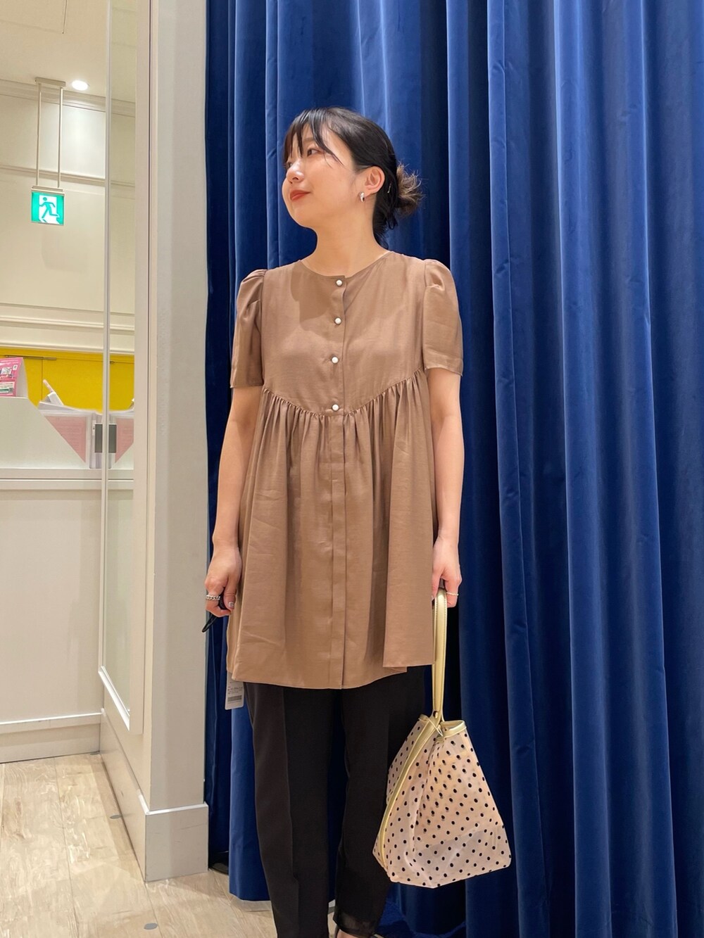 ブラウン系のシャツ/ブラウス、ブラック系のその他パンツを着用したレディースの夏コーディネートの2枚目の写真
