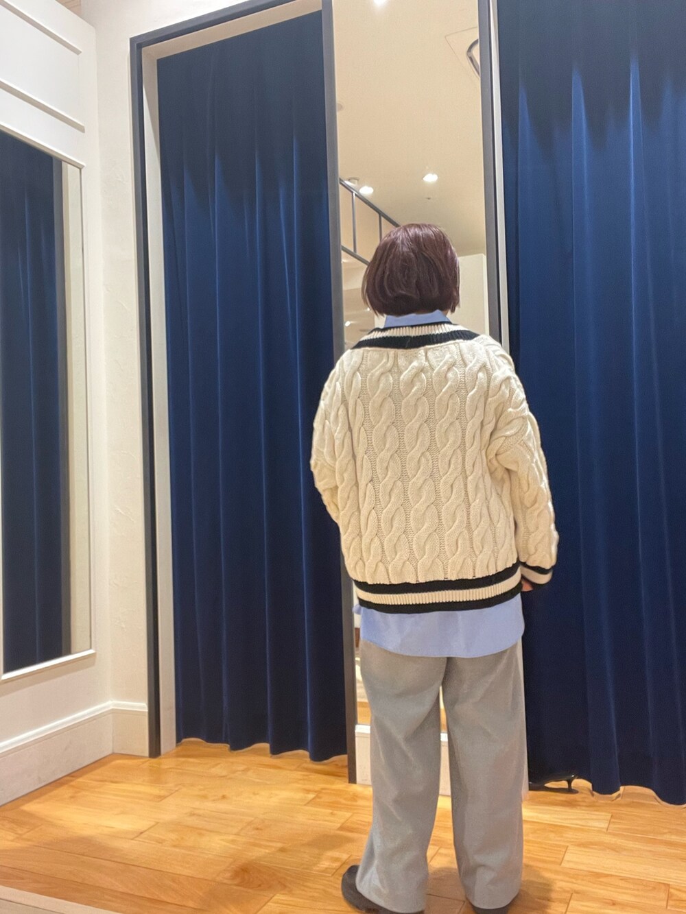 グレー系のその他パンツ、ホワイト系のカーディガン/ボレロを着用したレディースの秋コーディネートの3枚目の写真