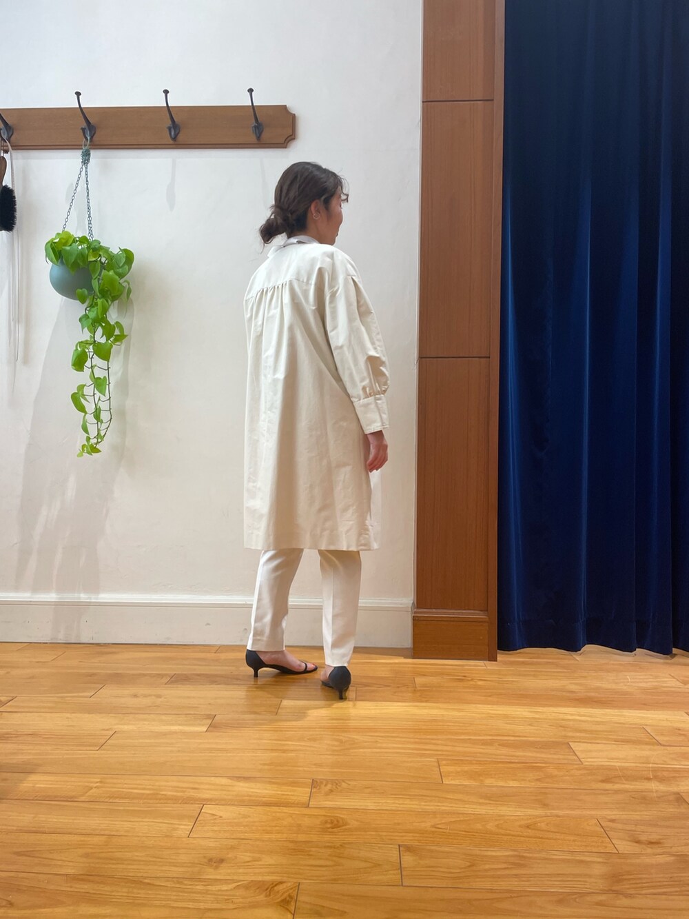 ホワイト系のその他アウター、ホワイト系のその他パンツ、ベージュ系のニット/セーターを着用したレディースの春コーディネートの3枚目の写真