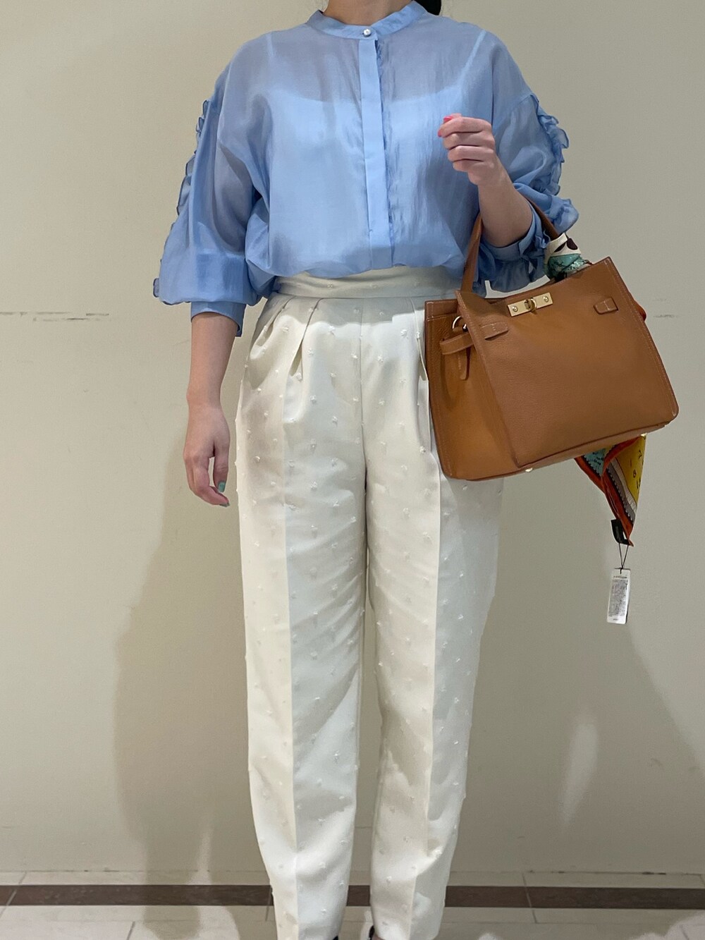 ブルー系のシャツ/ブラウス、ホワイト系のその他パンツを着用したレディースの春コーディネートの6枚目の写真