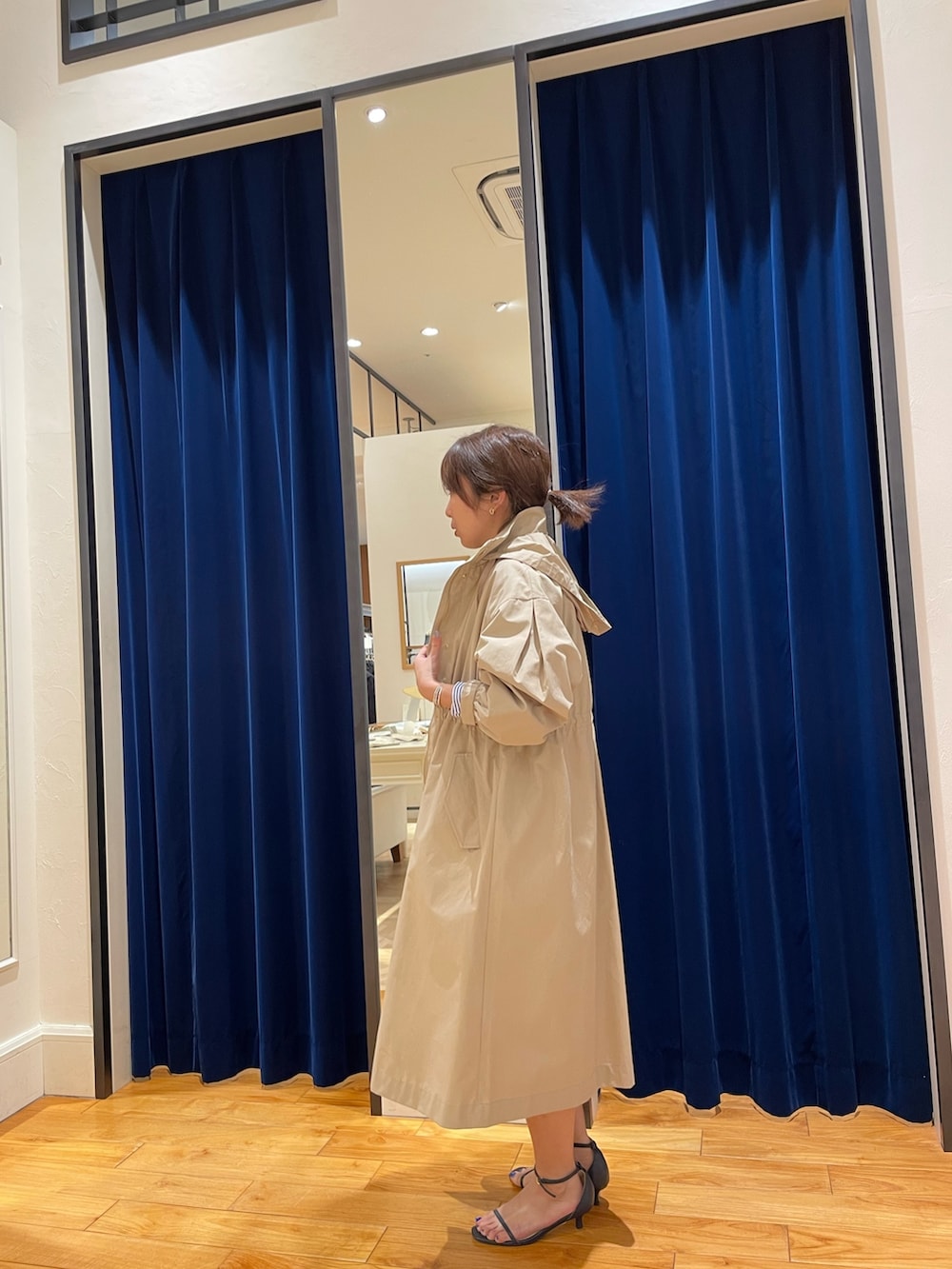 ベージュ系のその他アウター、ホワイト系のシャツ/ブラウスを着用したレディースの春コーディネートの5枚目の写真