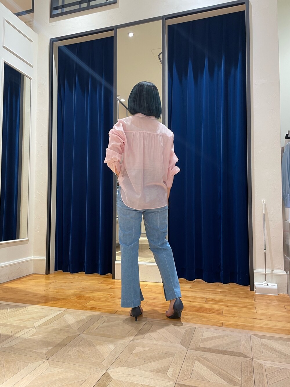 「デニムコーデ、オトナカジュアル、大人可愛い女子、ピンクコーデ、春コーデ、低身長コーデ、骨格ストレート、30代コーデ」｜「NOLLEY’Sのシアーシャツ（シャツ/ブラウス、ピンク系）」を使った、nolhamadaさん（レディース・153cm）の春コーディネートの3枚目の写真