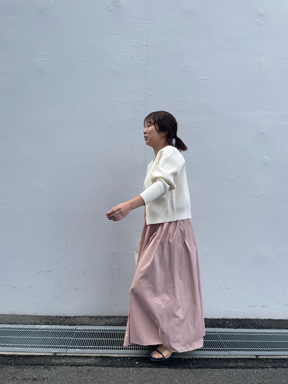 ホワイト系のカーディガン/ボレロ、ピンク系のスカート、オレンジ系のショルダーバッグを着用したレディースの春コーディネートの4枚目の写真