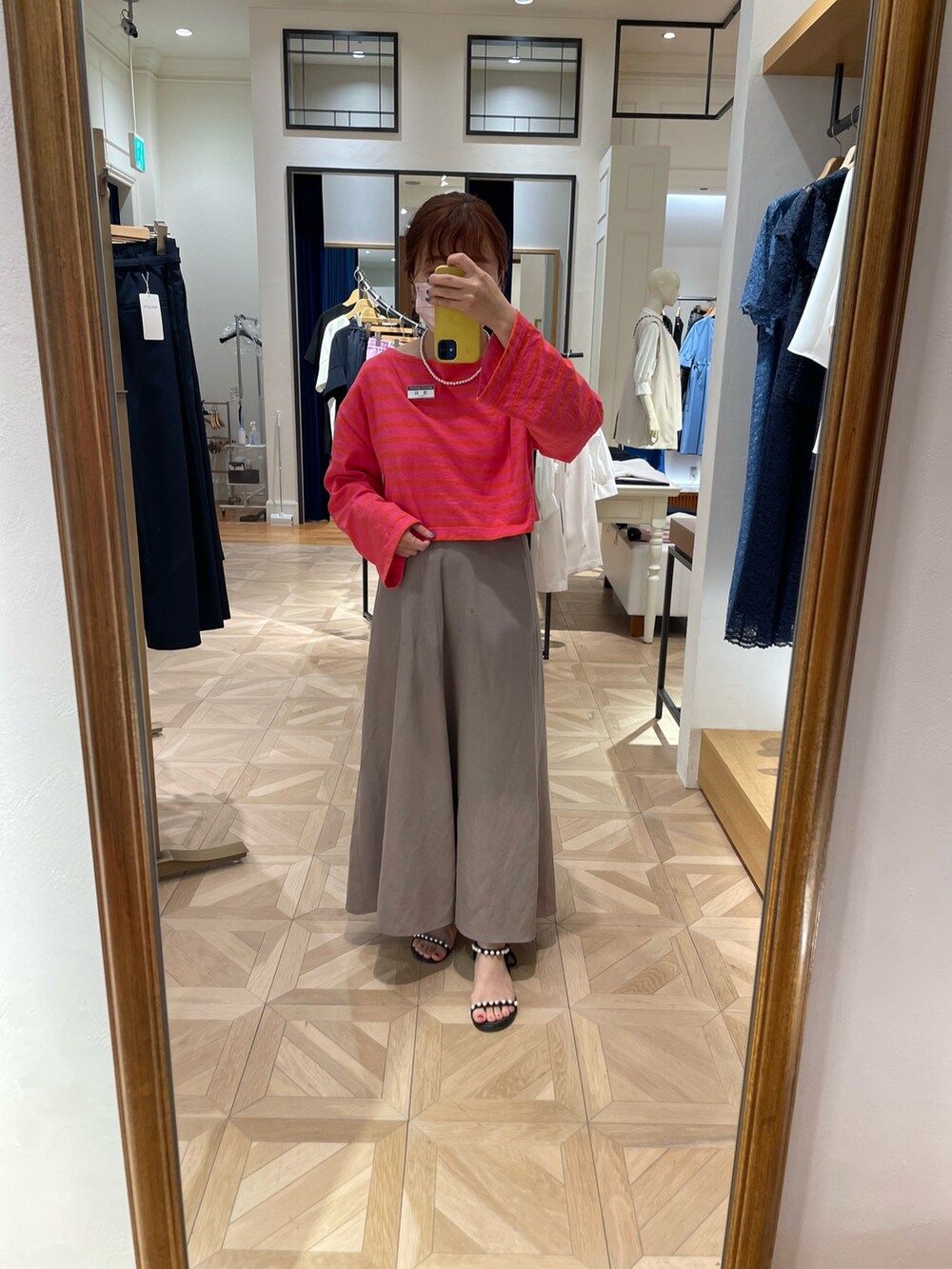 ピンク系のTシャツ/カットソー、ベージュ系のスカートを着用したレディースの春コーディネートの2枚目の写真