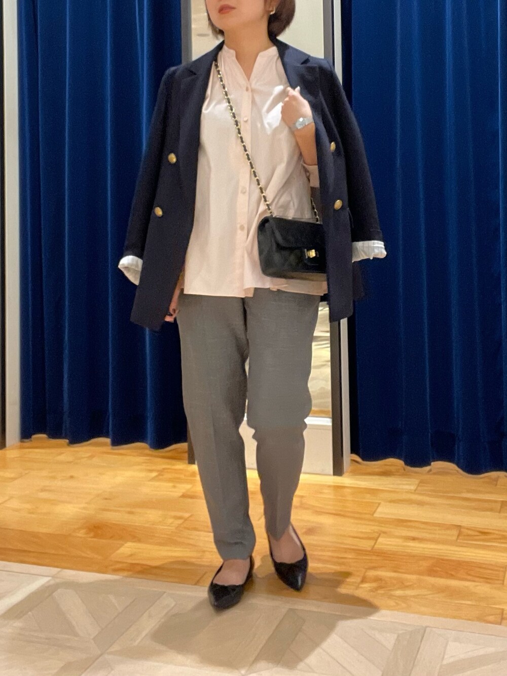 ブルー系のテーラードジャケット、ピンク系のシャツ/ブラウス、グレー系のその他パンツを着用したレディースの秋コーディネートの2枚目の写真