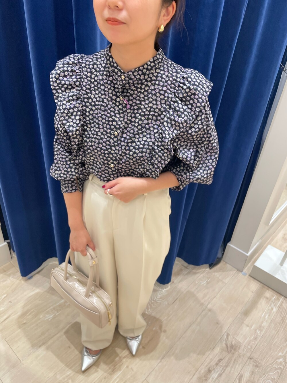 ホワイト系のその他パンツ、ブラック系のシャツ/ブラウスを着用したレディースの秋コーディネートの5枚目の写真