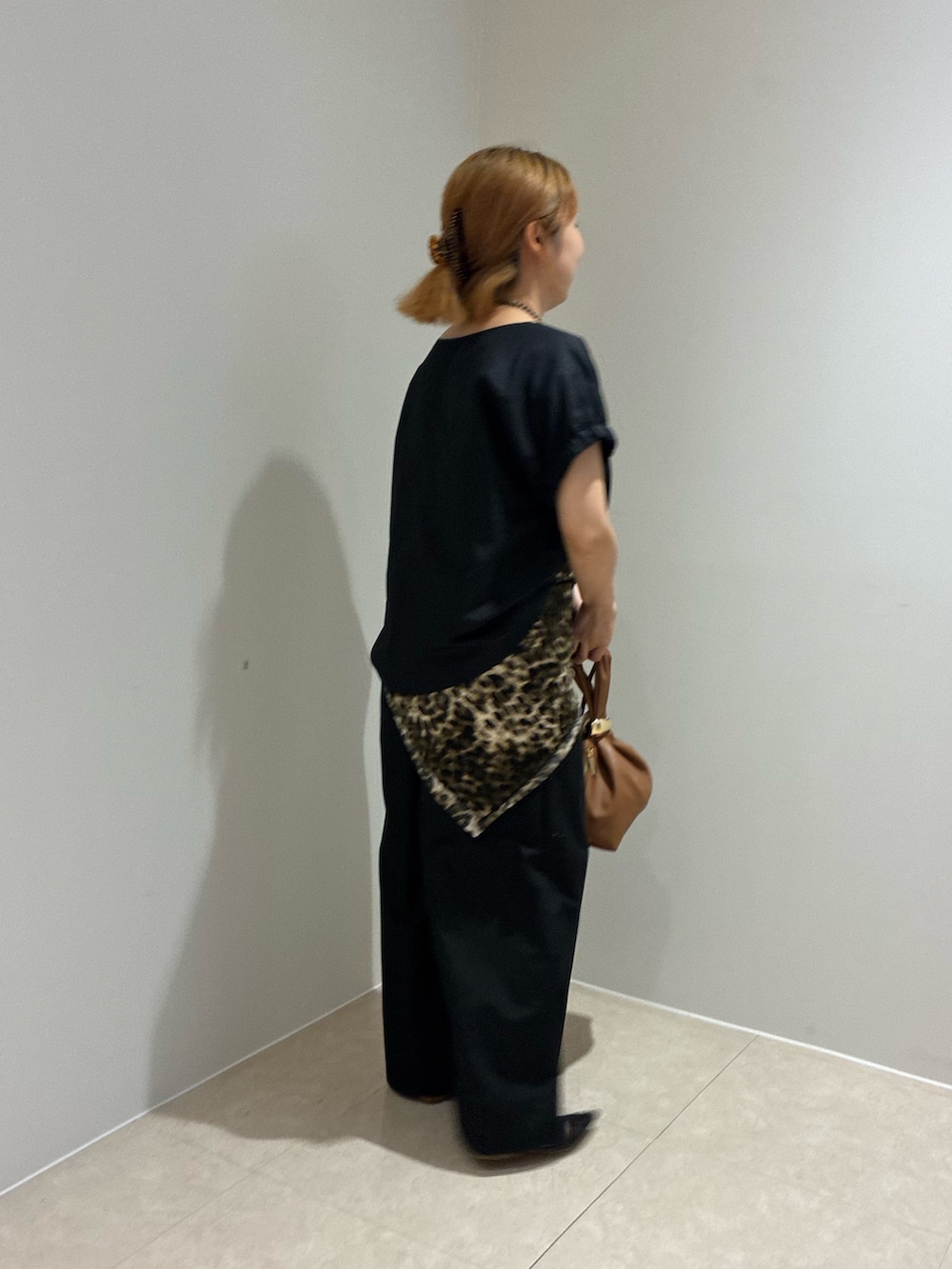ブラック系のその他パンツ、ブラック系のシャツ/ブラウス、イエロー系のショルダーバッグを着用したレディースの夏コーディネートの5枚目の写真