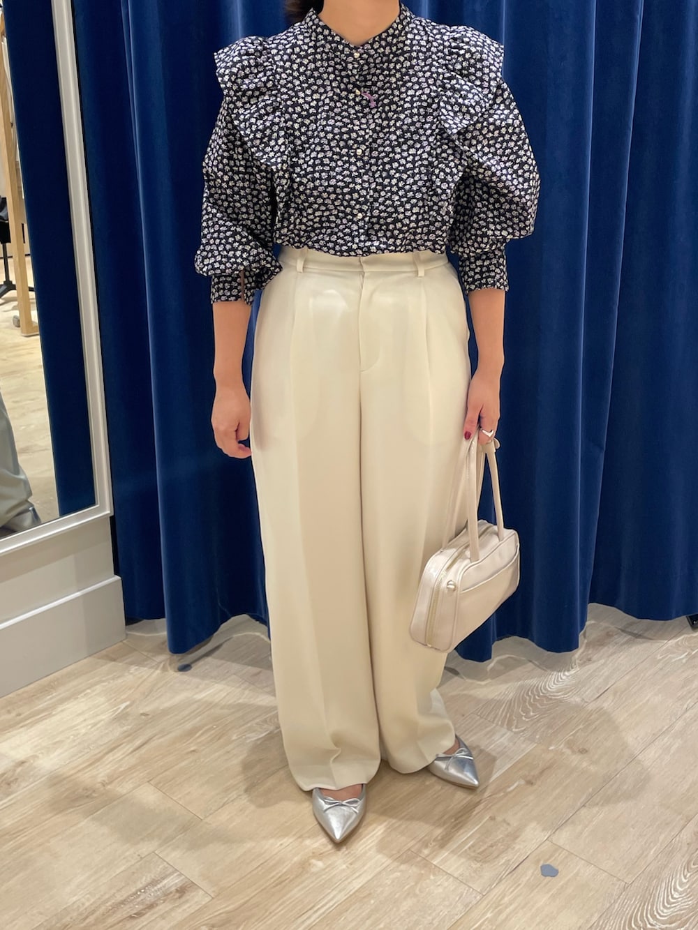 ホワイト系のその他パンツ、ブラック系のシャツ/ブラウスを着用したレディースの秋コーディネートの2枚目の写真