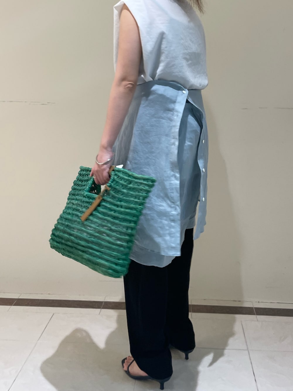 ブラック系のその他パンツ、ブラック系のシャツ/ブラウスを着用したレディースの春コーディネートの3枚目の写真