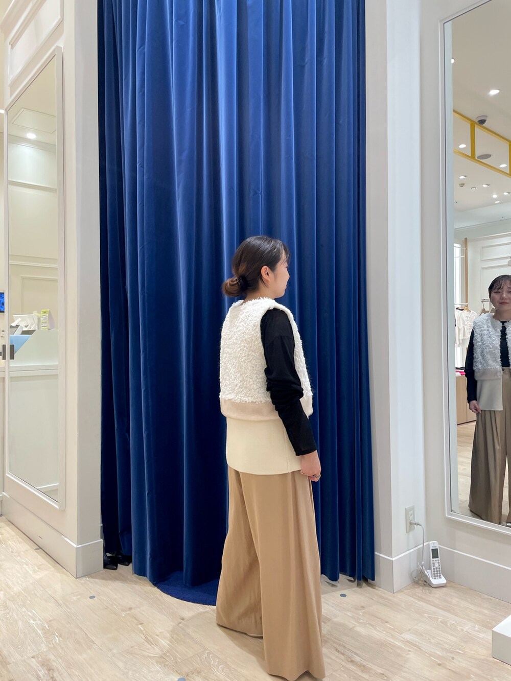 ホワイト系のベスト、ブラック系のTシャツ/カットソー、イエロー系のその他パンツを着用したレディースの秋コーディネートの2枚目の写真