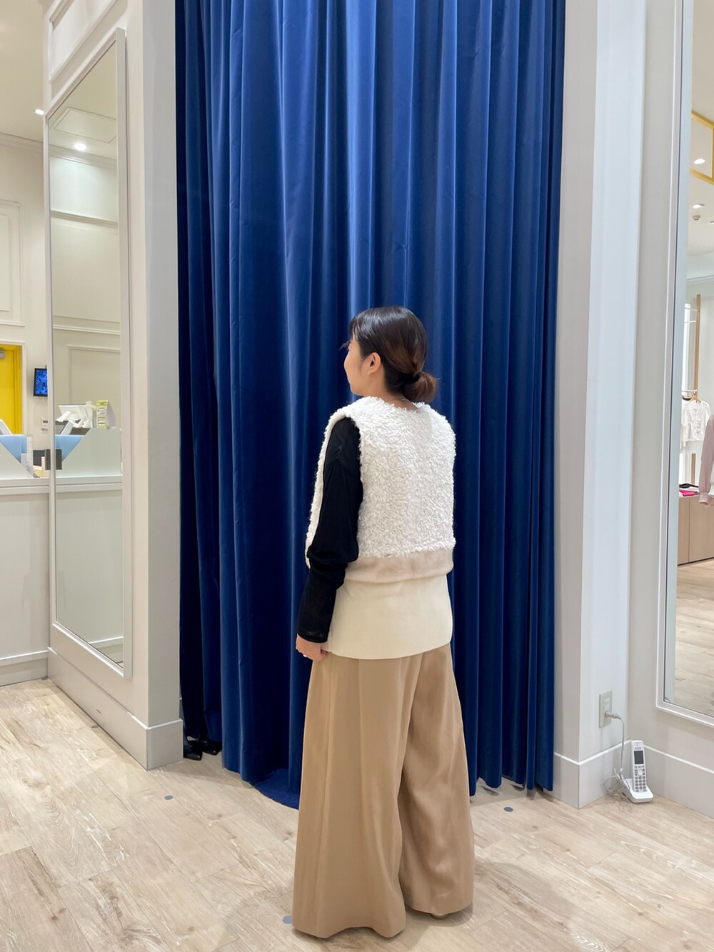 ホワイト系のベスト、ブラック系のTシャツ/カットソー、イエロー系のその他パンツを着用したレディースの秋コーディネートの3枚目の写真