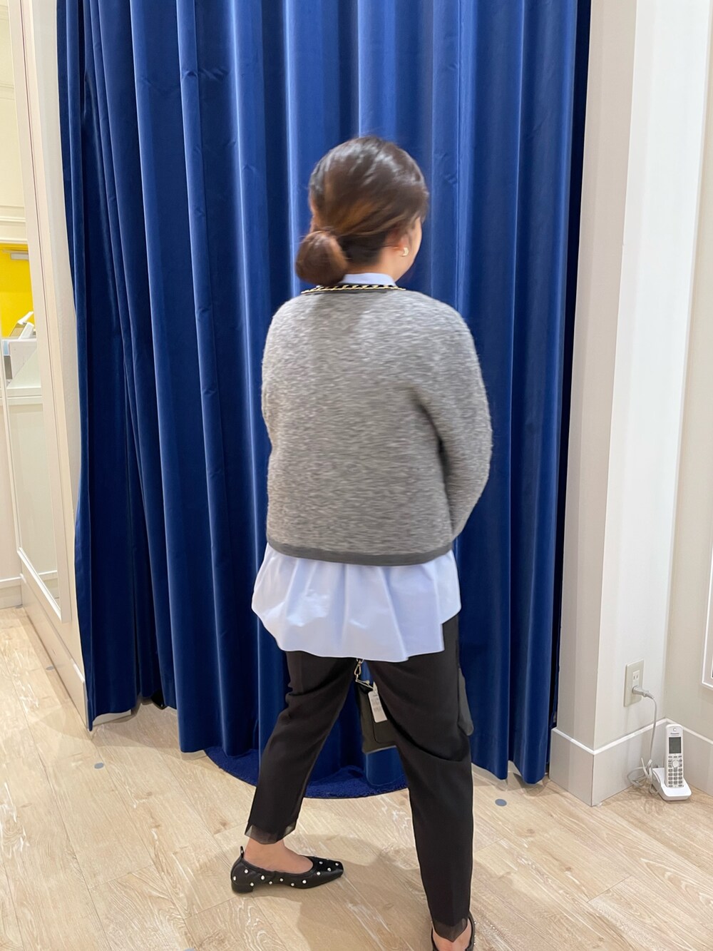 ブルー系のシャツ/ブラウス、ブラック系のその他パンツ、グレー系のカーディガン/ボレロを着用したレディースの秋コーディネートの4枚目の写真