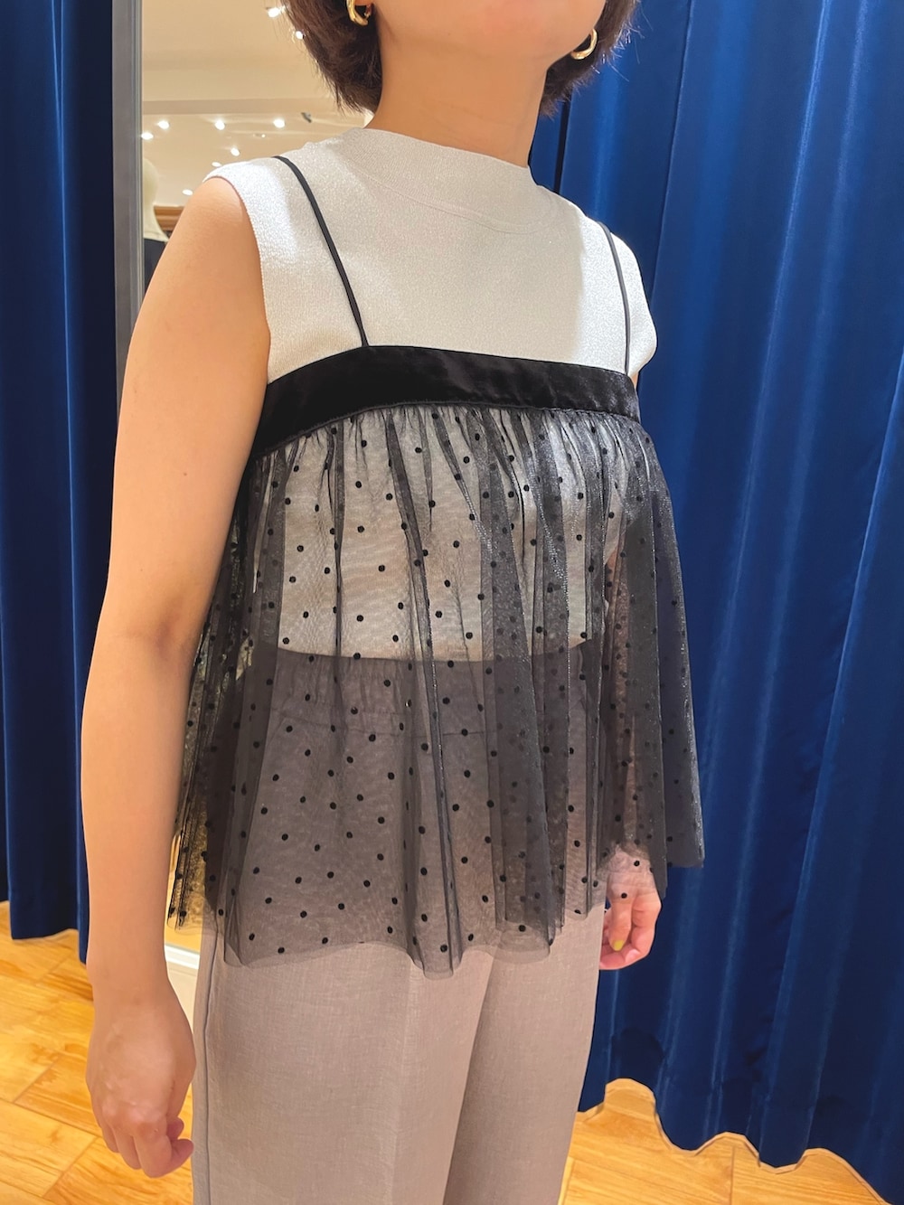 ベージュ系のシャツ/ブラウス、シルバー系のニット/セーター、グレー系のその他パンツを着用したレディースの夏コーディネートの3枚目の写真