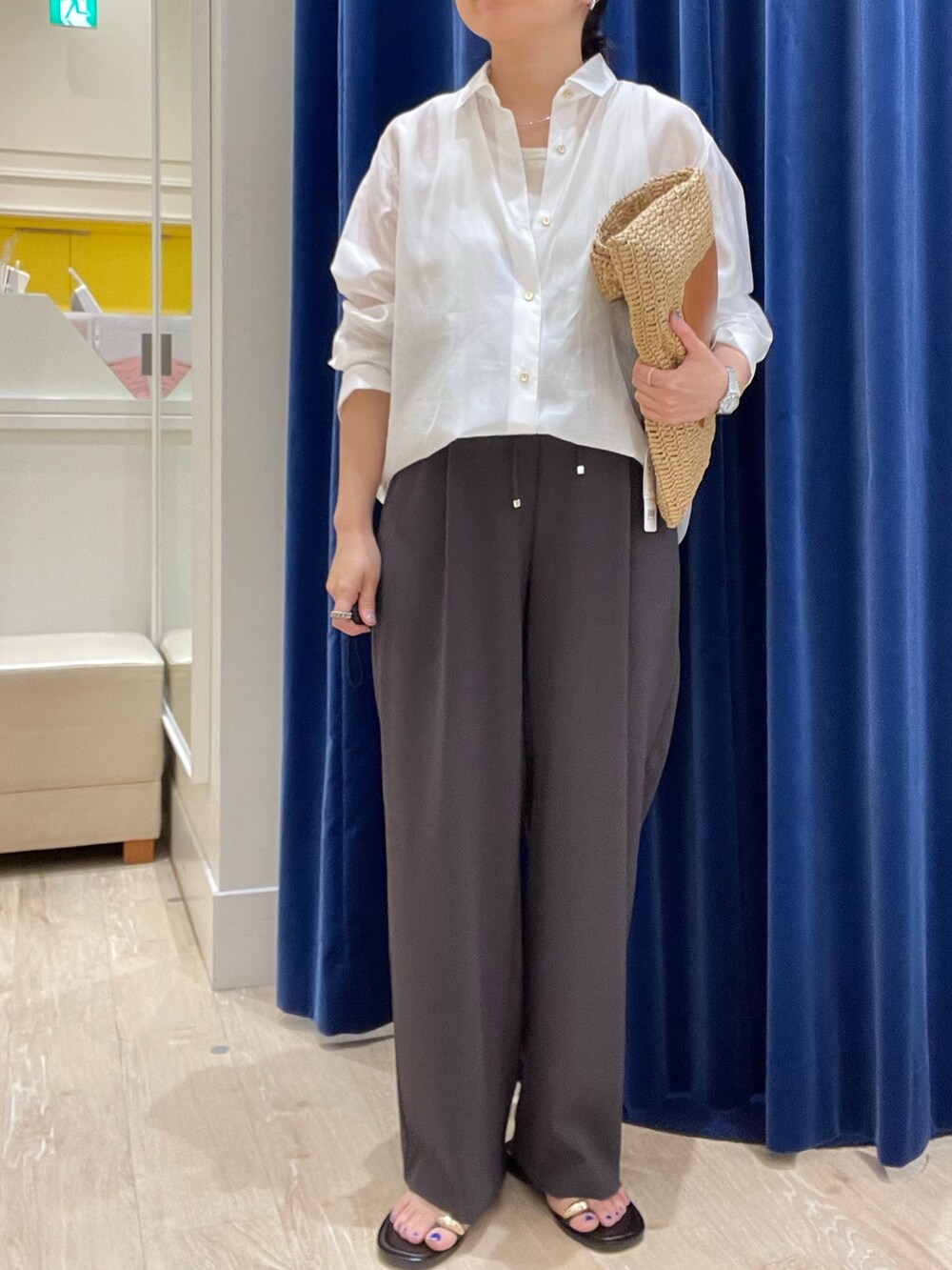 ホワイト系のシャツ/ブラウス、グレー系のその他パンツを着用したレディースの夏コーディネートの4枚目の写真