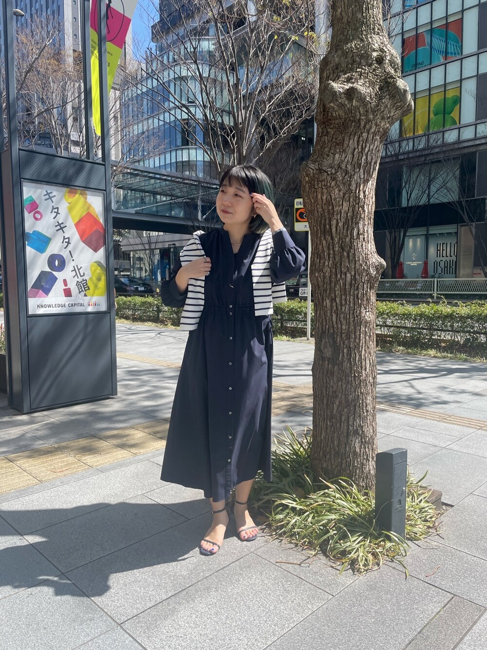 ブルー系のワンピース、ホワイト系のカーディガン/ボレロを着用したレディースの春コーディネートの4枚目の写真