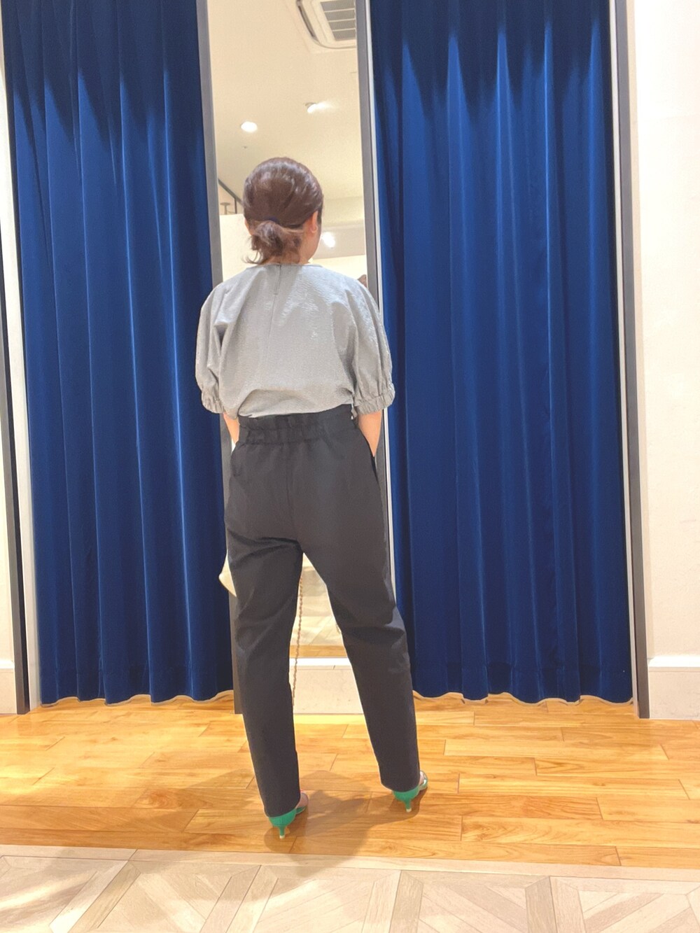 グレー系のシャツ/ブラウス、ブラック系のその他パンツを着用したレディースの夏コーディネートの2枚目の写真