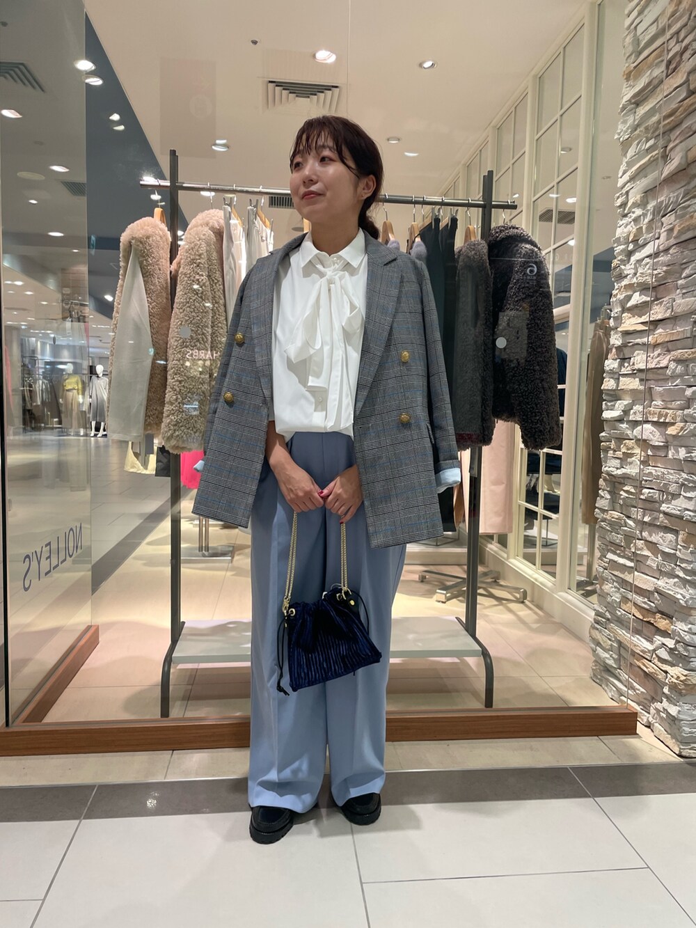 グレー系のテーラードジャケット、ブルー系のその他パンツ、ホワイト系のシャツ/ブラウスを着用したレディースの秋コーディネートの3枚目の写真