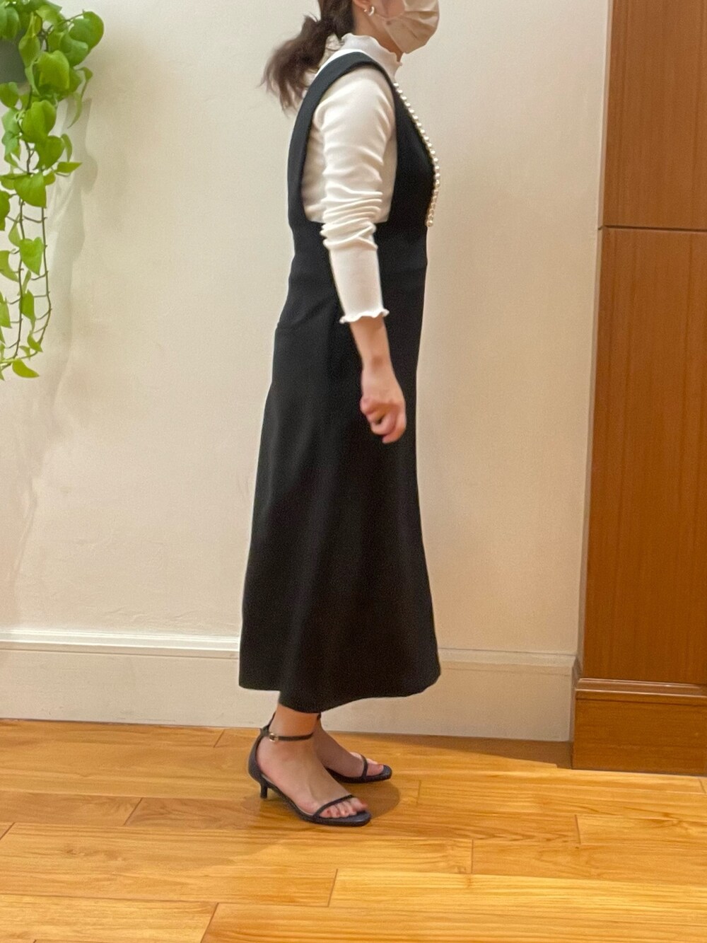 ブラック系のワンピース、ホワイト系のTシャツ/カットソーを着用したレディースの冬コーディネートの4枚目の写真