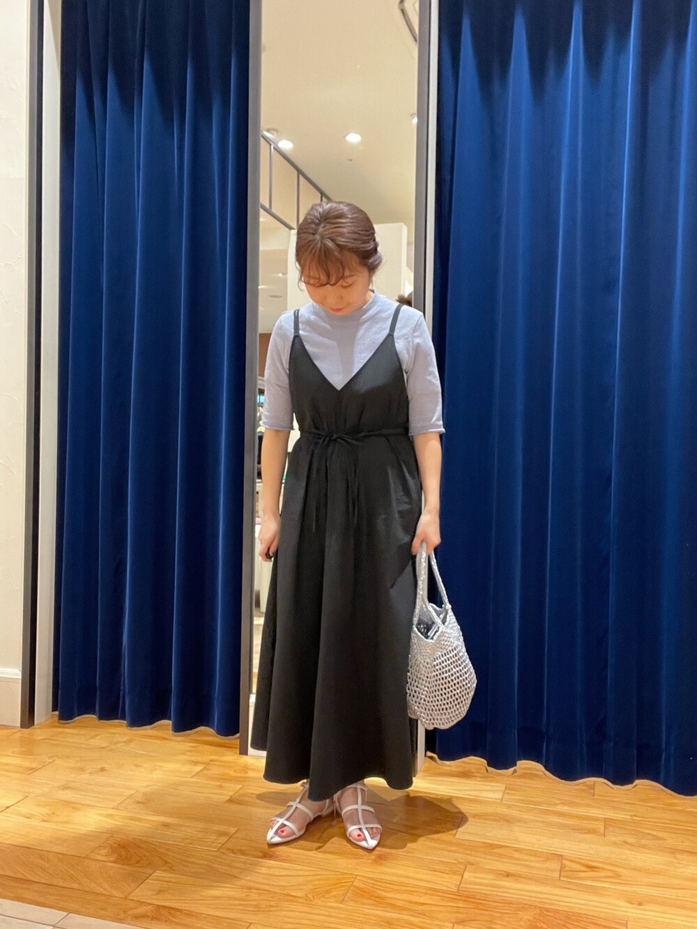 ブラック系のワンピース、ブルー系のTシャツ/カットソー、シルバー系のバックパック/リュックを着用したレディースの春コーディネートの2枚目の写真