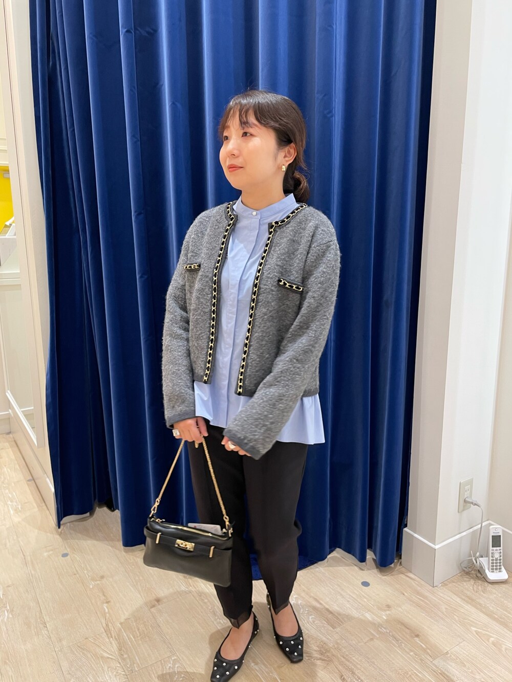 ブルー系のシャツ/ブラウス、ブラック系のその他パンツ、グレー系のカーディガン/ボレロを着用したレディースの秋コーディネートの2枚目の写真