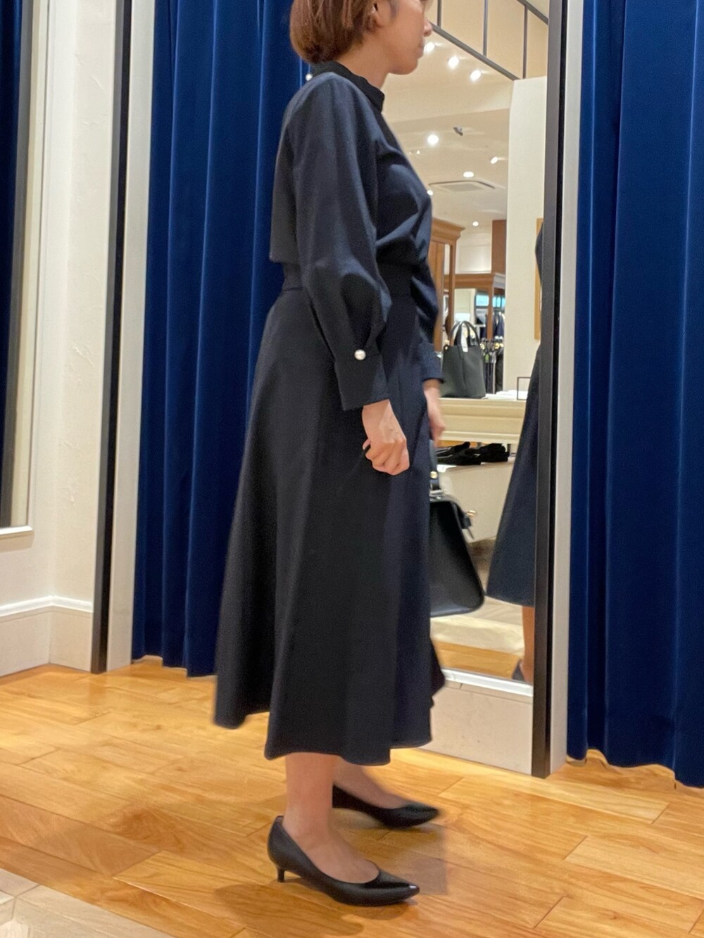 ブルー系のシャツ/ブラウス、ブルー系のスカートを着用したレディースの秋コーディネートの3枚目の写真