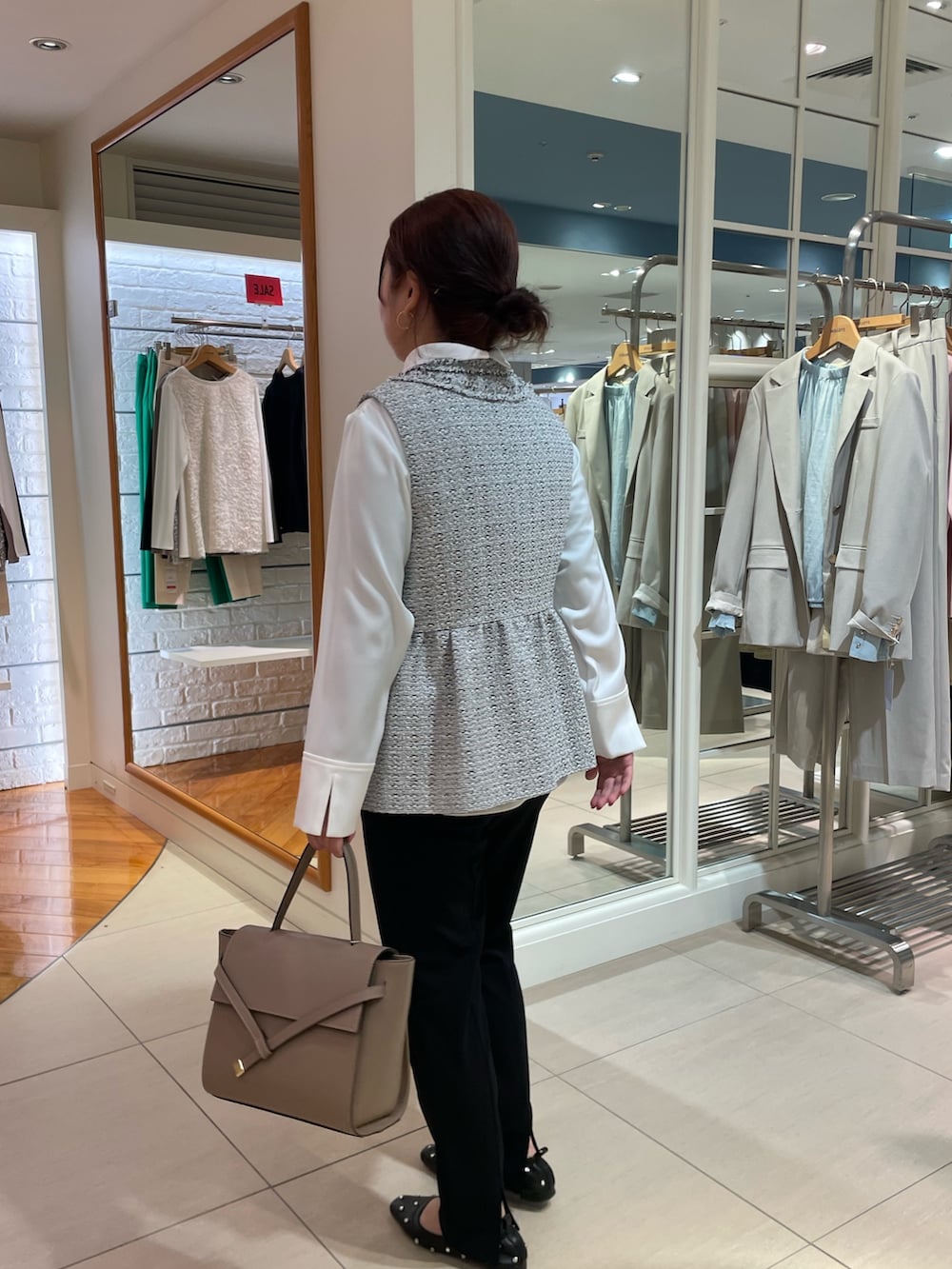 ホワイト系のシャツ/ブラウス、ブラック系のその他パンツ、ホワイト系のベストを着用したレディースの冬コーディネートの6枚目の写真