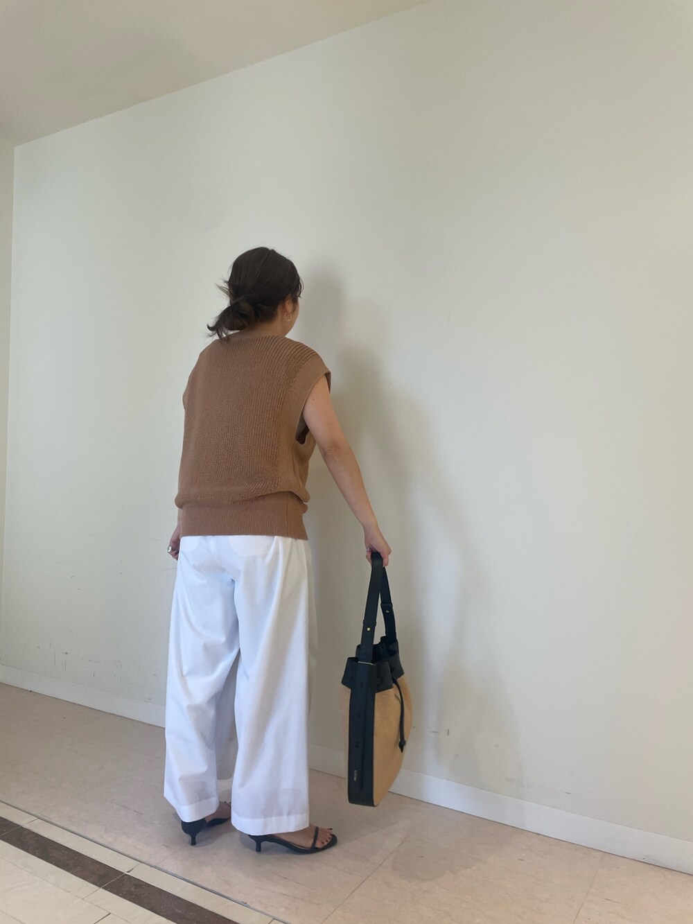 ホワイト系のその他パンツ、イエロー系のベストを着用したレディースの春コーディネートの4枚目の写真