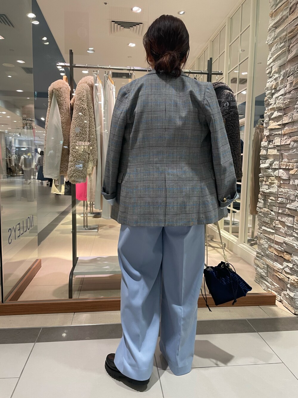 グレー系のテーラードジャケット、ブルー系のその他パンツ、ホワイト系のシャツ/ブラウスを着用したレディースの秋コーディネートの6枚目の写真