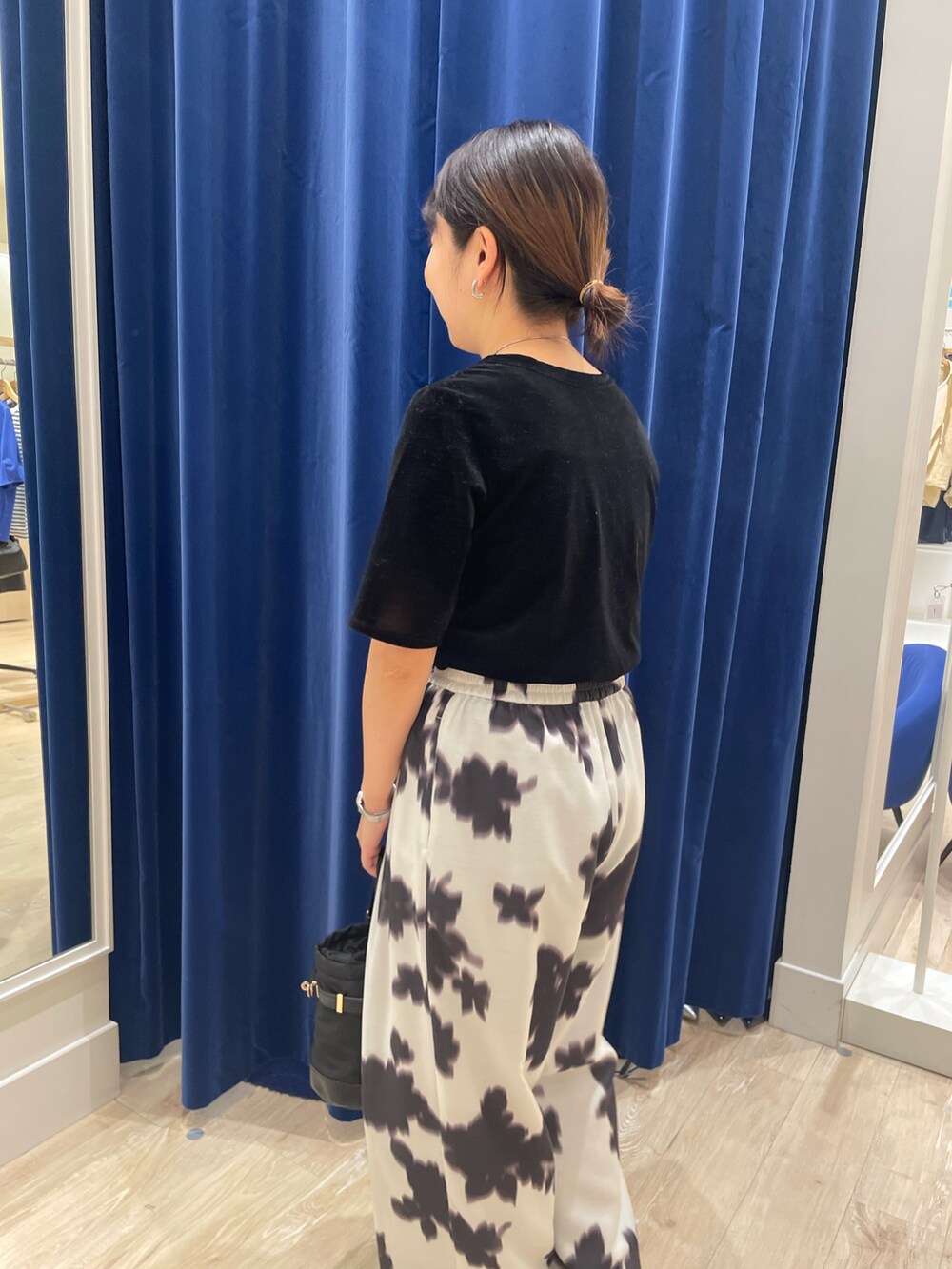 ホワイト系のその他パンツ、ブラック系のTシャツ/カットソー、ブラック系のショルダーバッグを着用したレディースの夏コーディネートの2枚目の写真