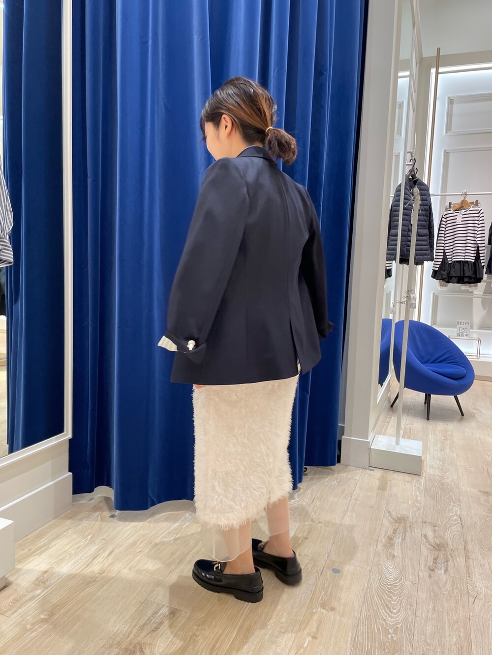 ブルー系のシャツ/ブラウス、ブルー系のスカート、ブルー系のテーラードジャケットを着用したレディースの秋コーディネートの4枚目の写真